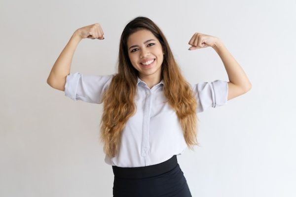 positiva-confiada-feminista-mostrando-fuerza_1262-16460